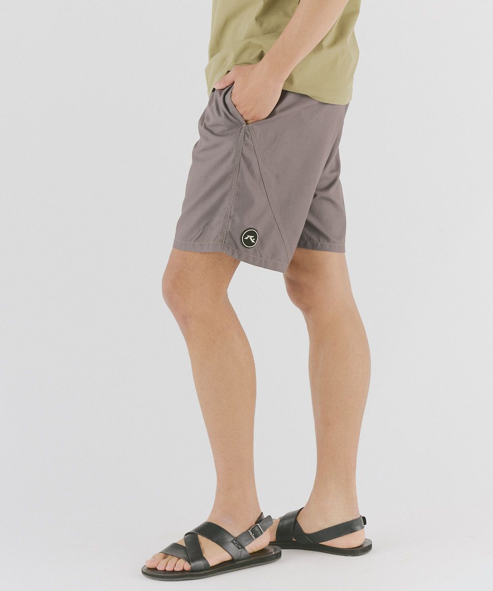 RUSTYメンズ 無地ワンポイントワッペンロゴショートボードショーツ