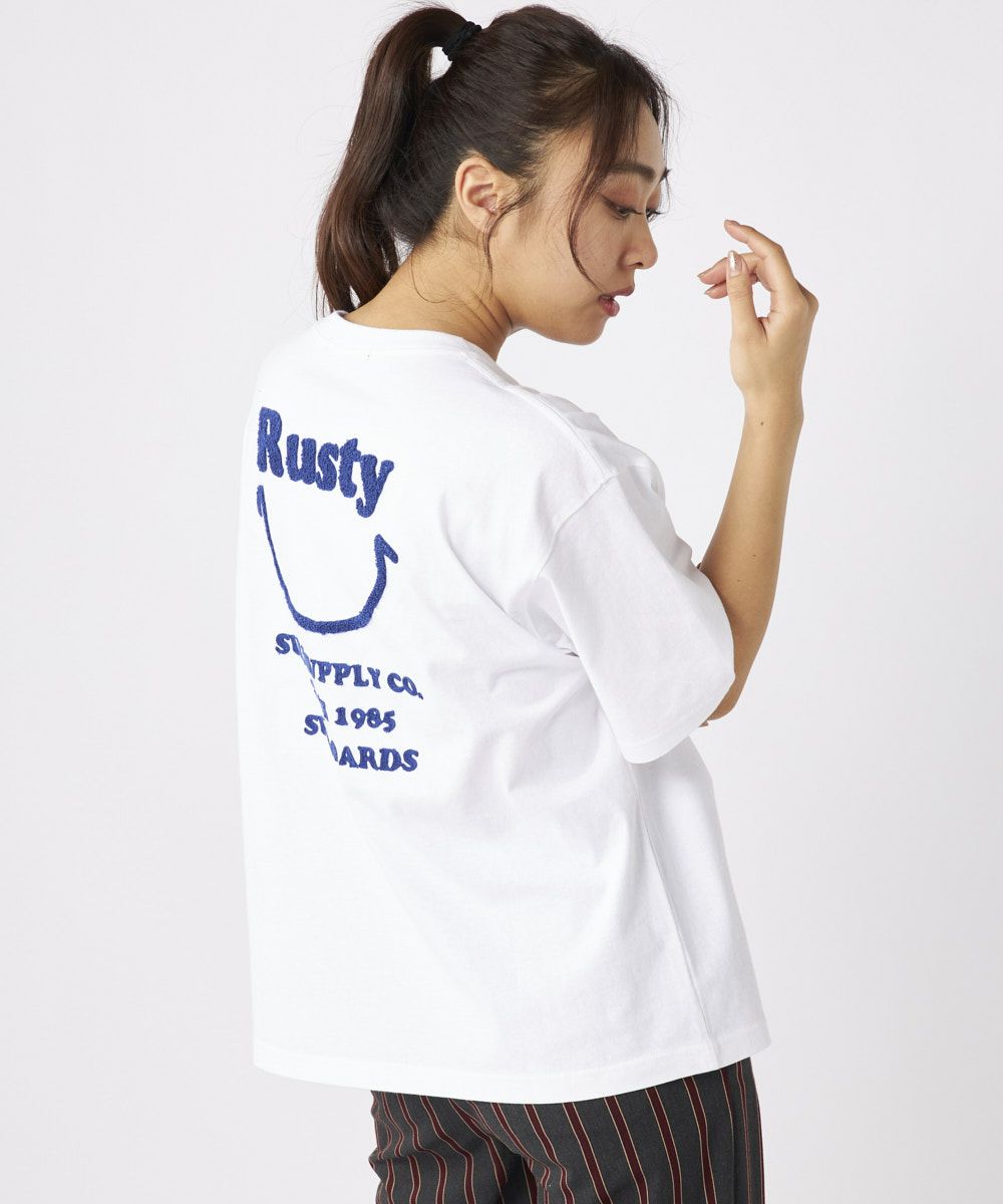 RUSTYレディース ニコちゃん相良刺繍Tシャツ 襟ワンポイント
